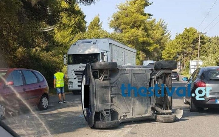 Ανατροπή αυτοκινήτου από τροχαίο στην Κρυοπηγή Χαλκιδικής (εικόνα)